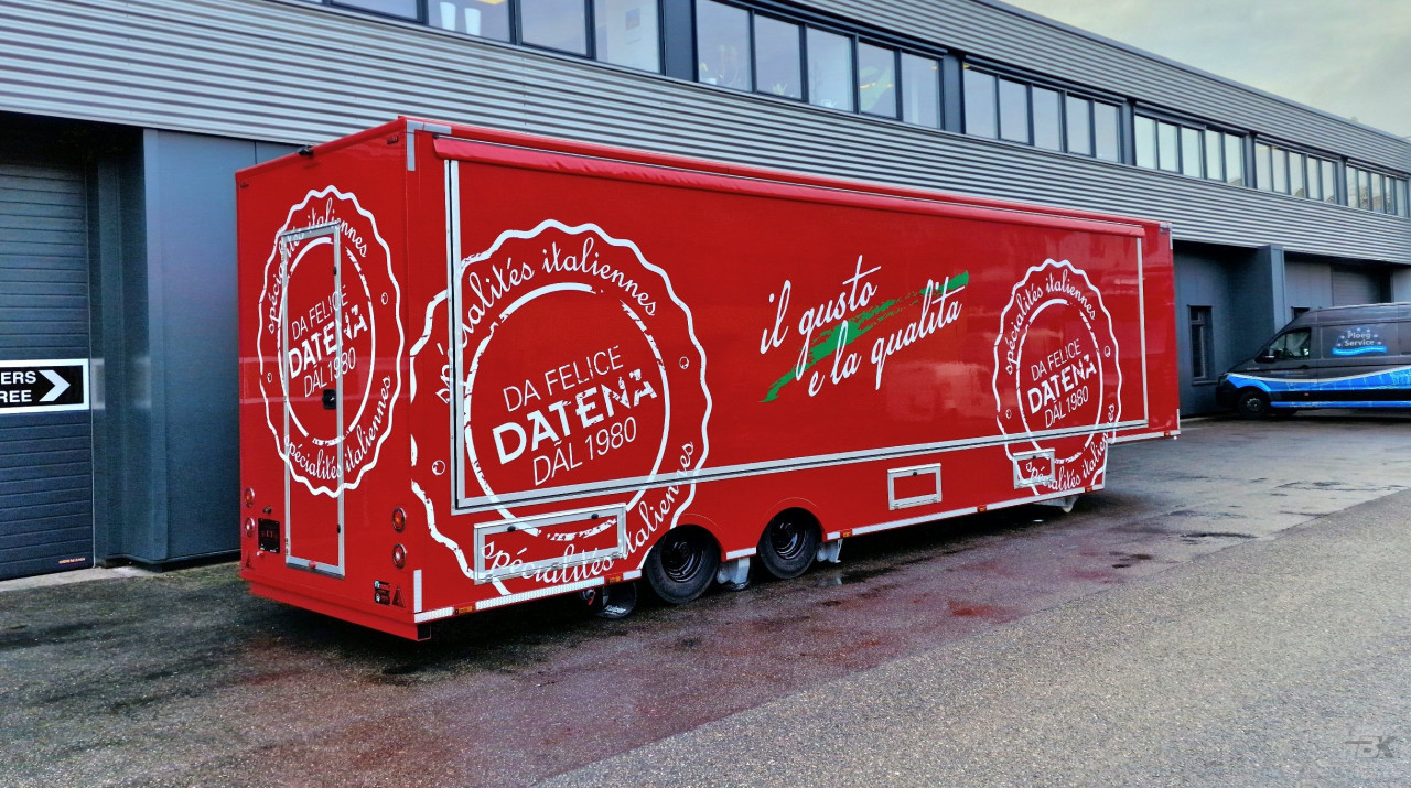 Zijaanzicht van een verkoopwagen oplegger voor Italiaanse delicatessen met gesloten luifel
