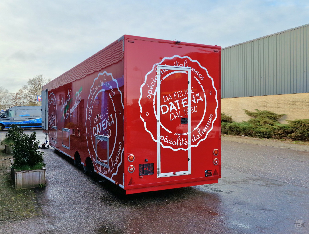 Achteraanzicht van een verkoopwagen oplegger voor Italiaanse delicatessen