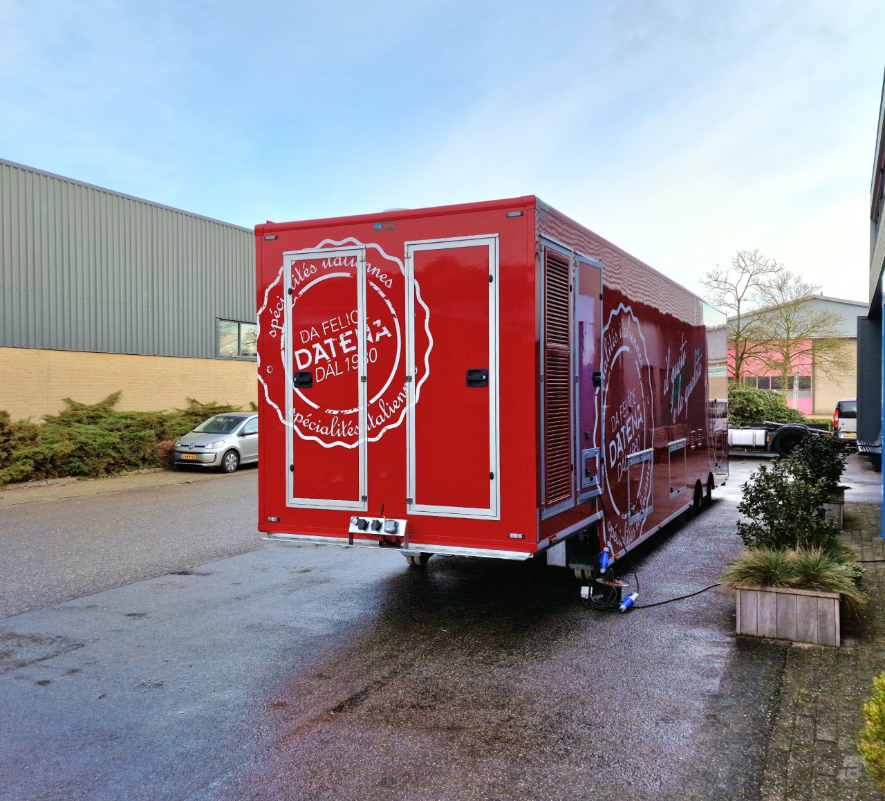 Vooraanzicht van een verkoopwagen oplegger voor Italiaanse delicatessen