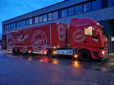 Complete combinatie van opleggertrekker en verkoopwagen oplegger voor Italiaanse delicatessen