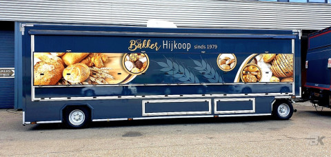 Zijaanzicht van een aanhangwagen voor brood en banket met gesloten luifel
