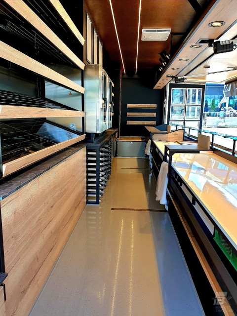 Binnenkant van een verkoopwagen voor brood en banket