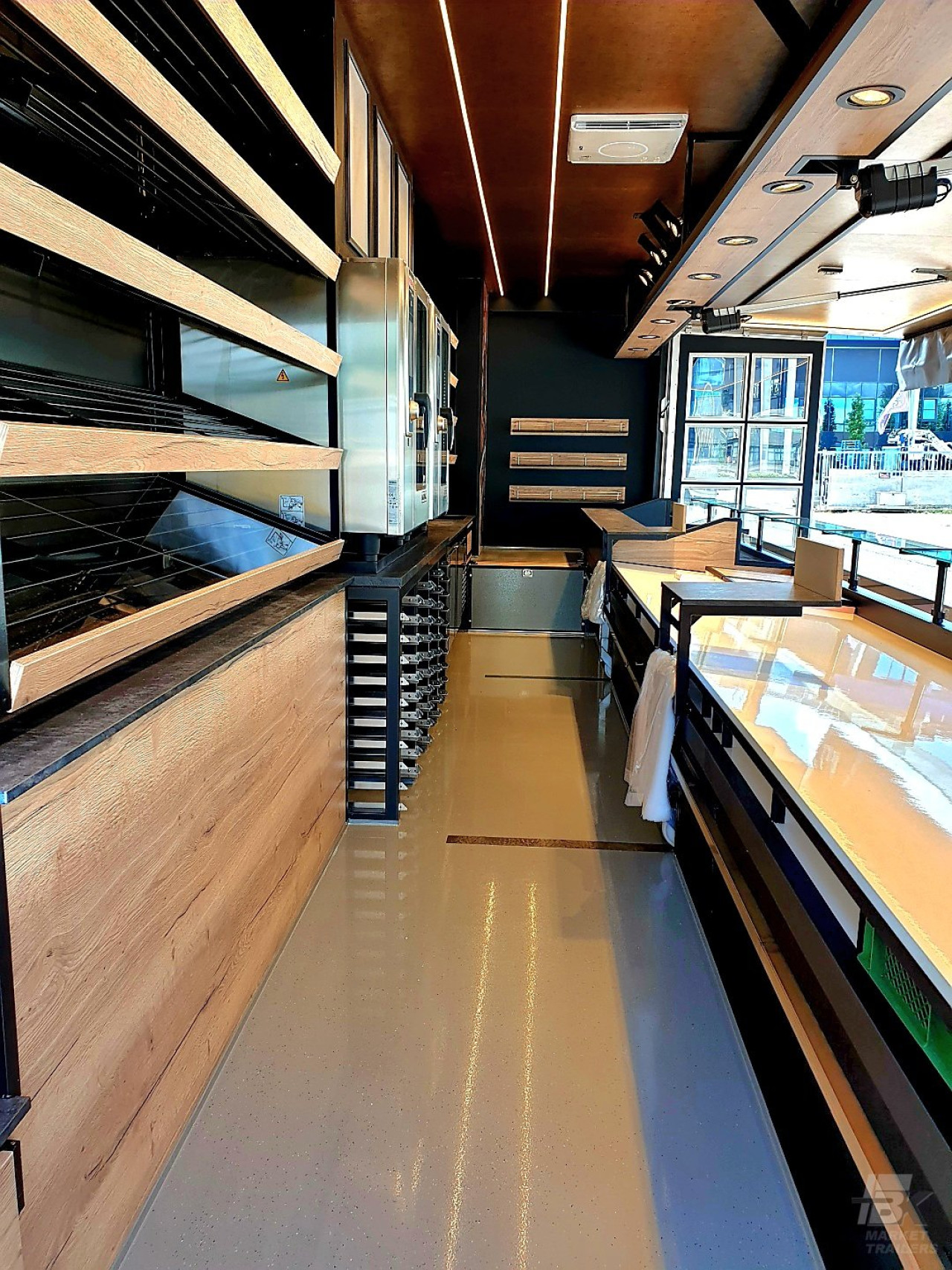 Binnenkant van een verkoopwagen voor brood en banket