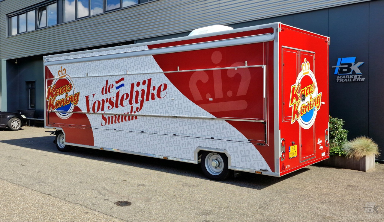 Zijaanzicht van een aanhangwagen voor kaas met gesloten luifel