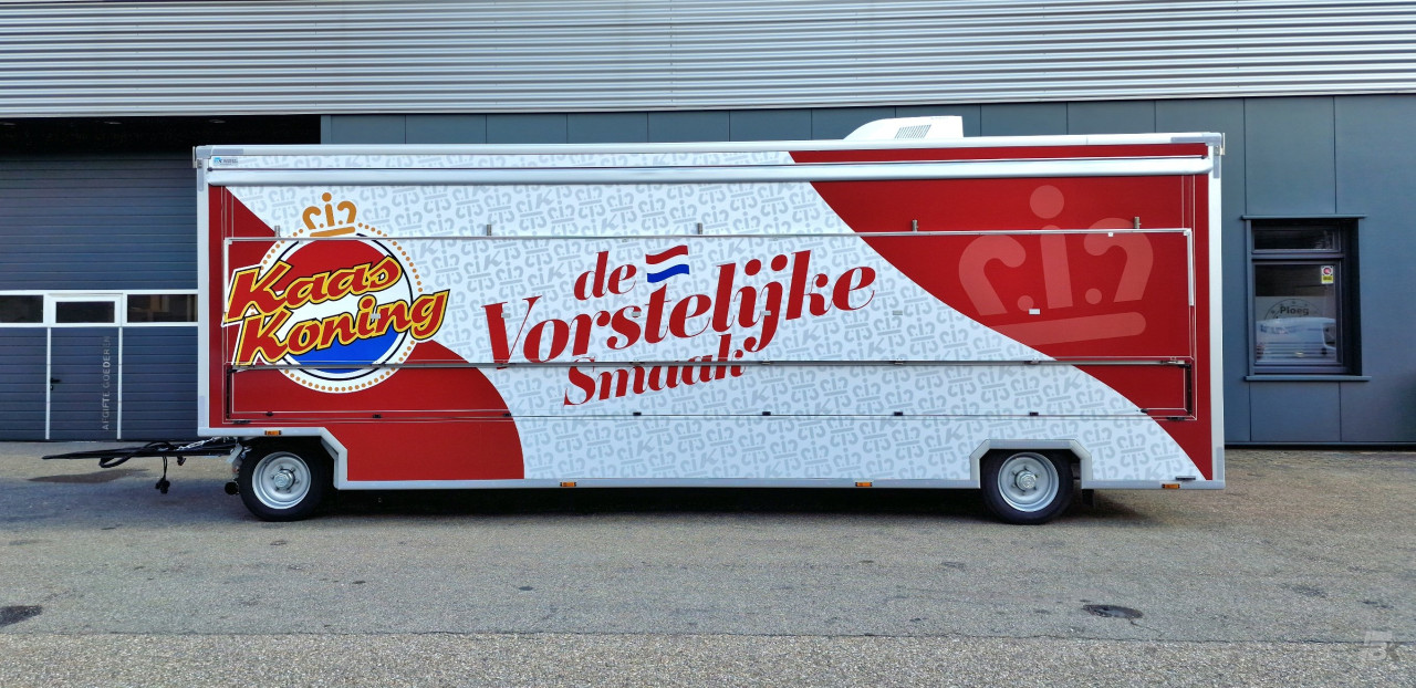 Zijaanzicht van een aanhangwagen voor kaas met gesloten luifel
