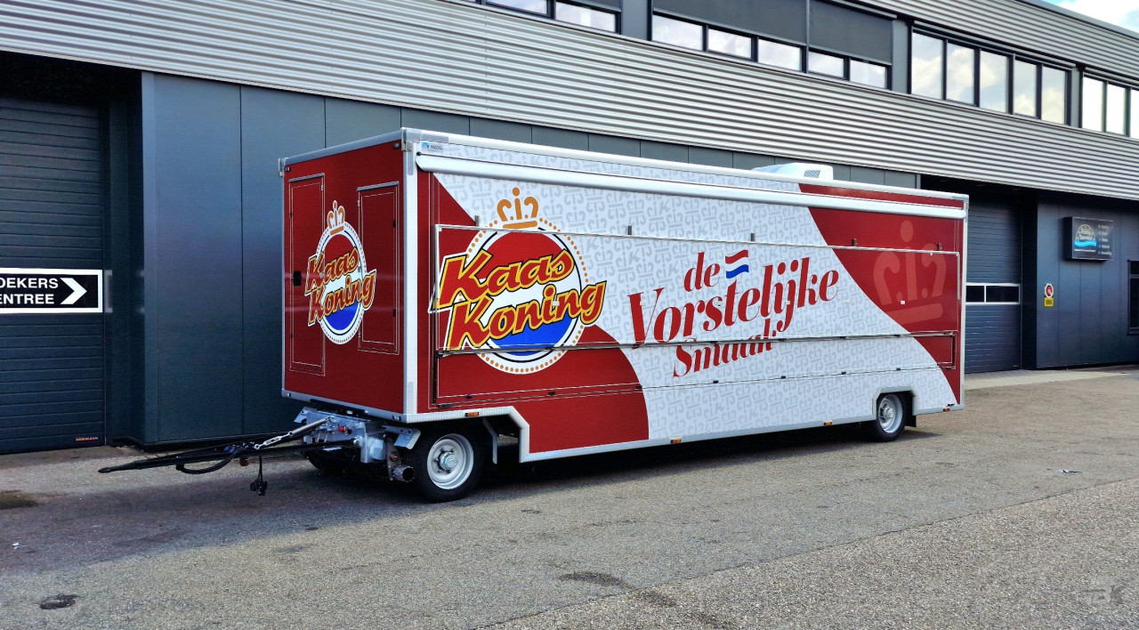 Zijaanzicht van een aanhangwagen voor kaas met gesloten luifel