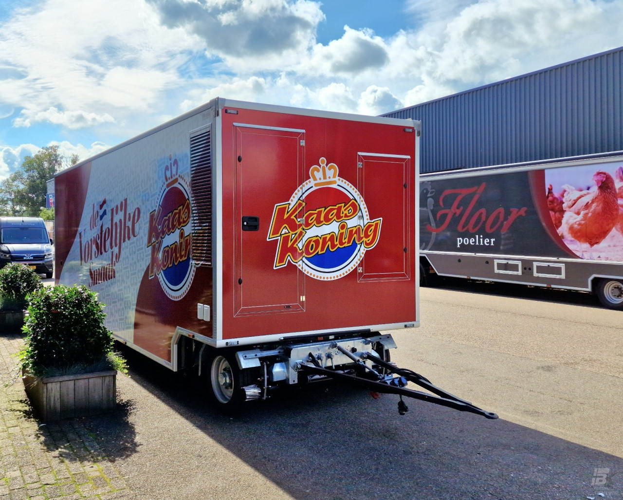 Vooraanzicht van een aanhangwagen voor kaas
