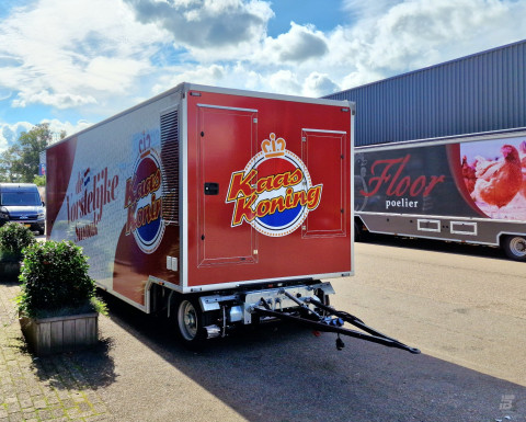 Vooraanzicht van een aanhangwagen voor kaas