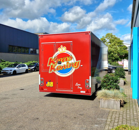 Achteraanzicht van een aanhangwagen voor kaas
