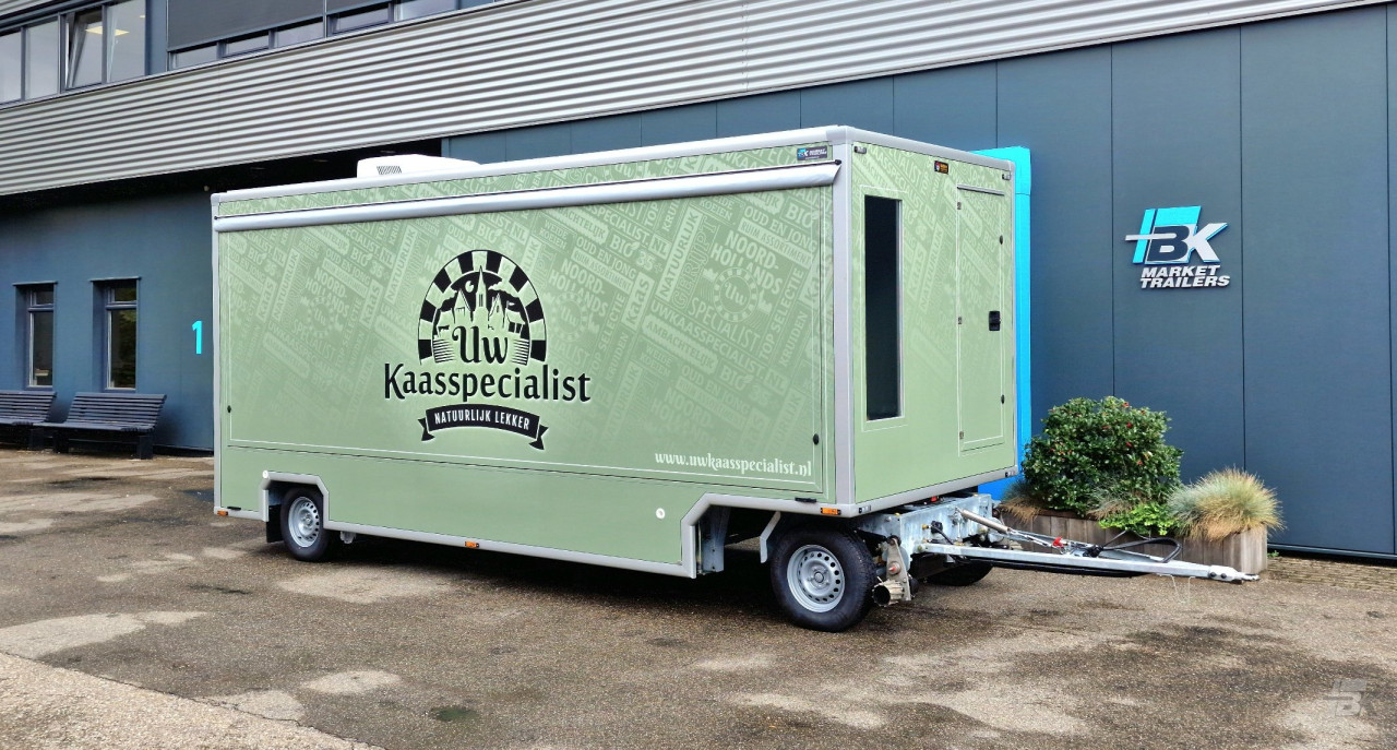 Zijaanzicht van een aanhangwagen voor kaas met gesloten luifel