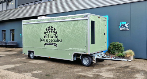 Zijaanzicht van een aanhangwagen voor kaas met gesloten luifel