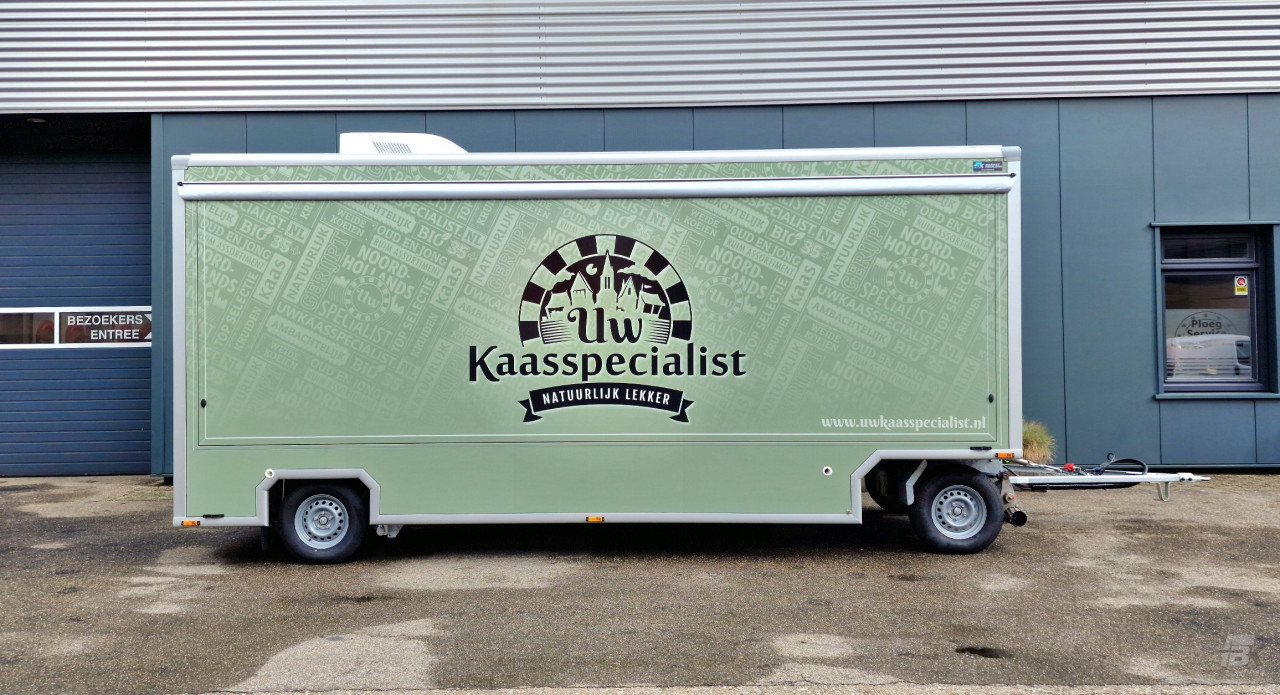 Zijaanzicht van een aanhangwagen voor kaas met gesloten luifel