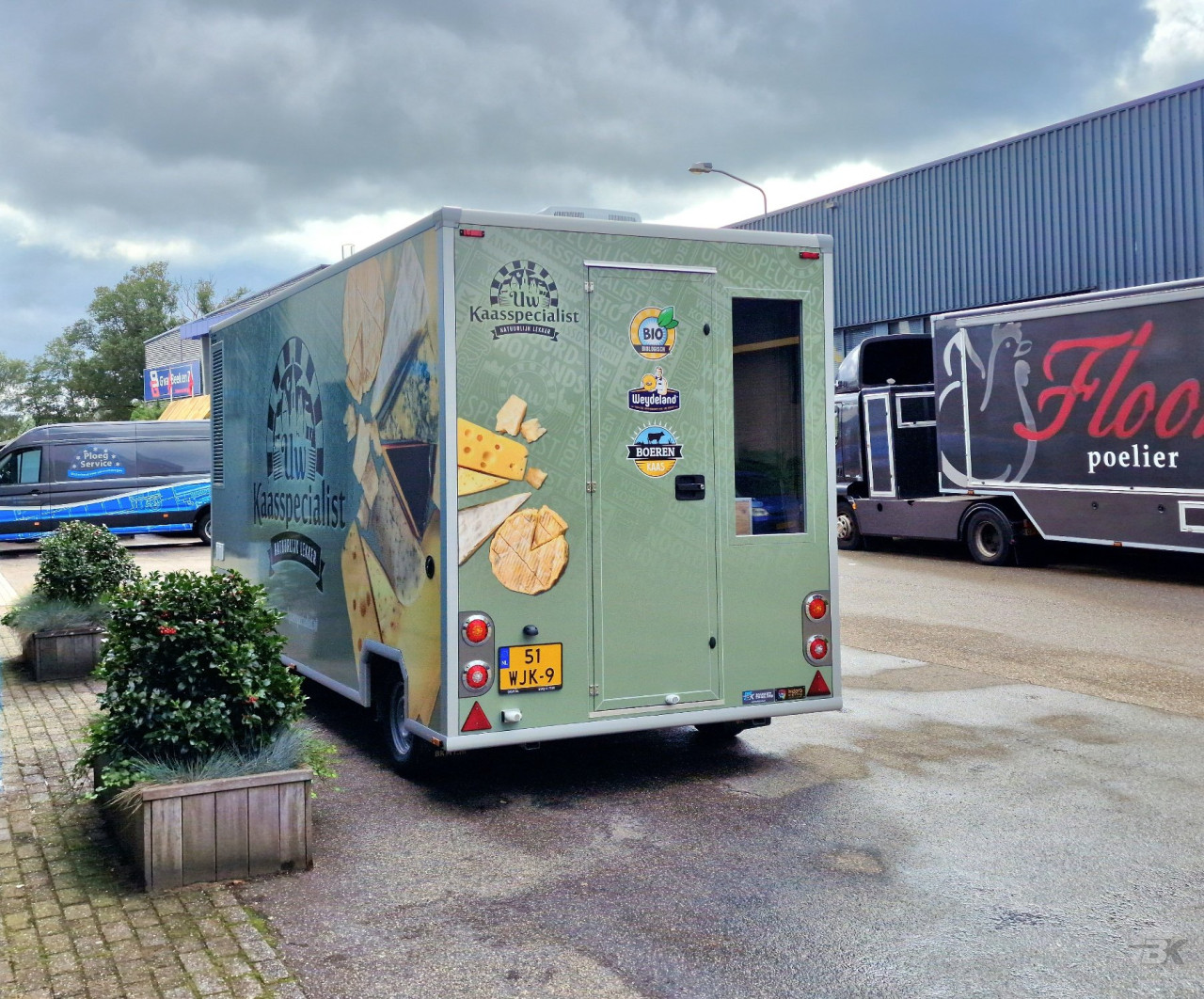 Achteraanzicht van een aanhangwagen voor kaas