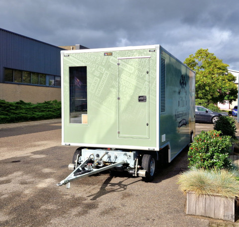 Vooraanzicht van een aanhangwagen voor kaas