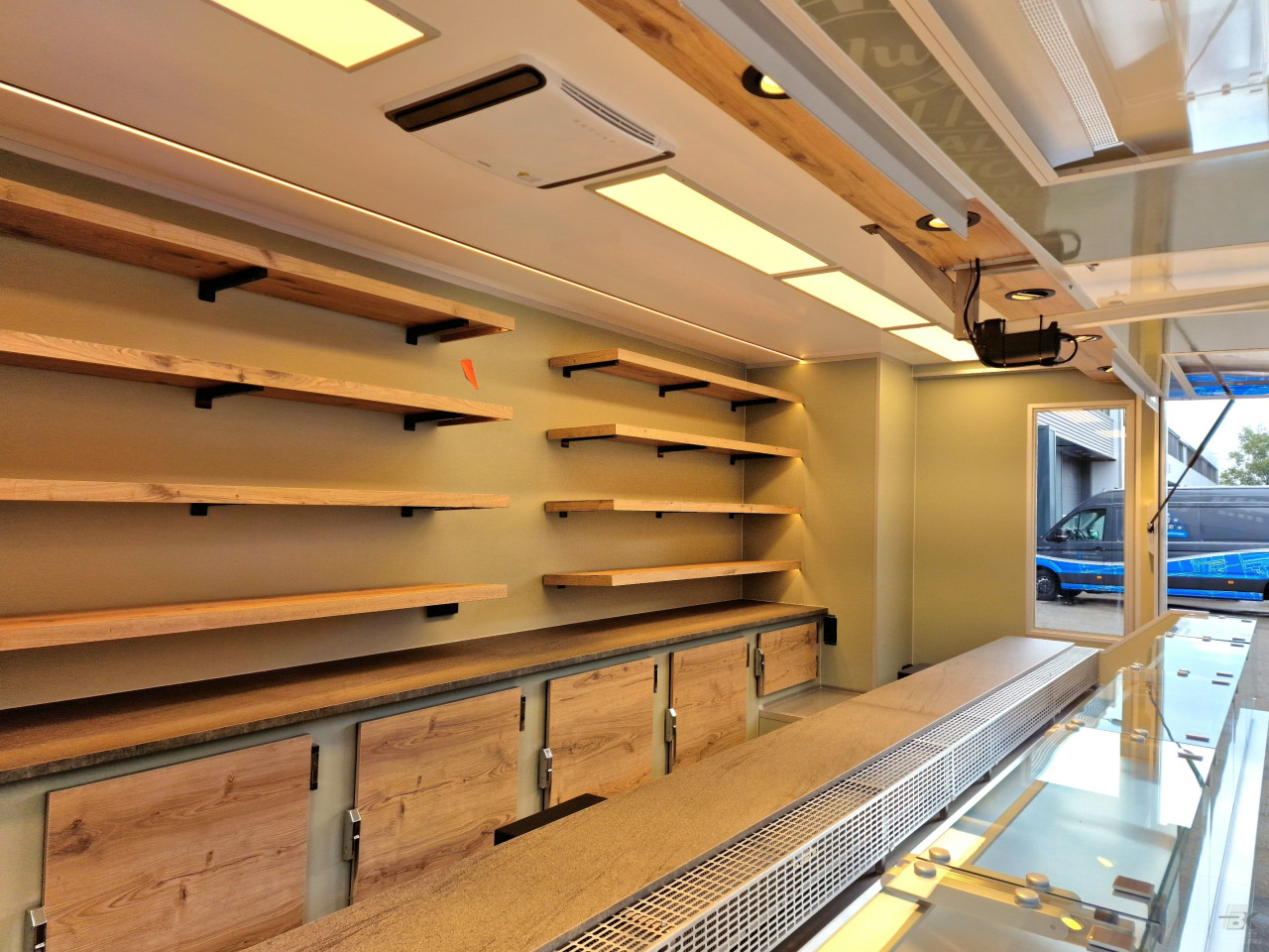 Binnenkant van een aanhangwagen voor kaas