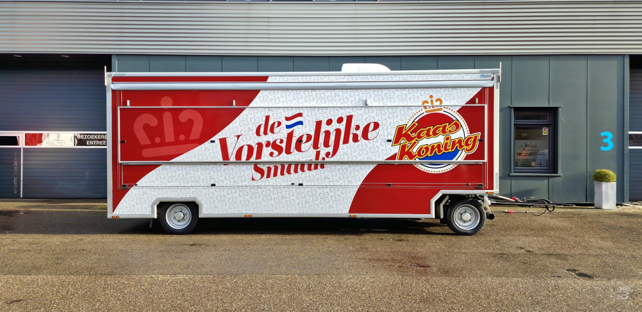 Zijaanzicht van een aanhangwagen voor kaas met gesloten luifel