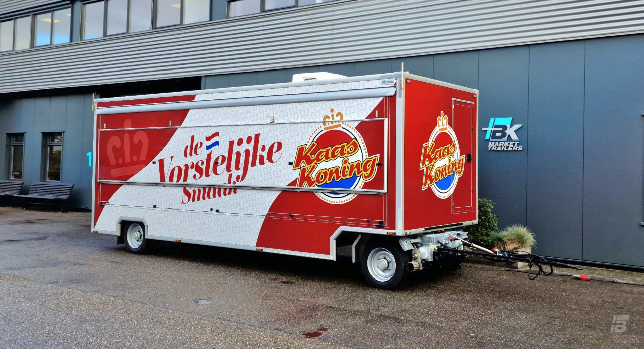 Zijaanzicht van een aanhangwagen voor kaas met gesloten luifel