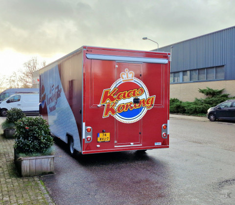 Achteraanzicht van een aanhangwagen voor kaas