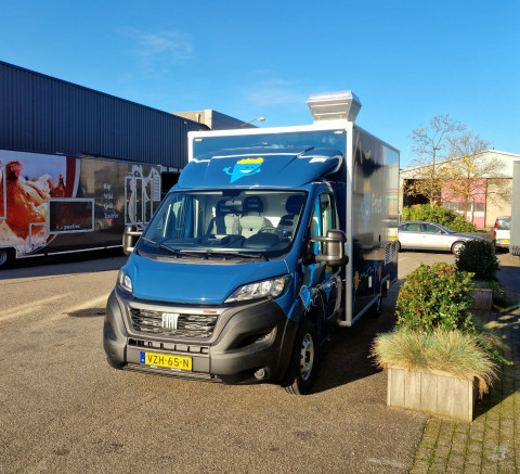Vooraanzicht van een verkoopwagen voor patat