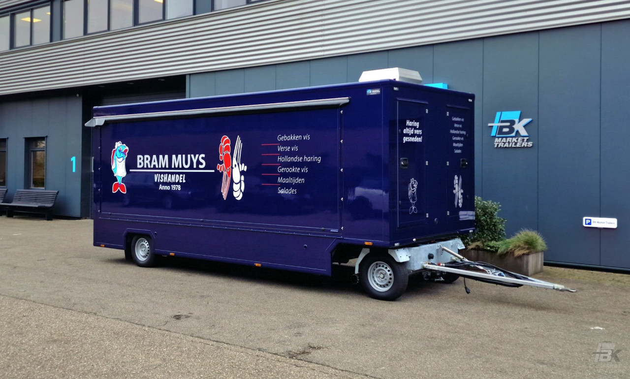 Zijaanzicht van een aanhangwagen voor vis met gesloten luifel
