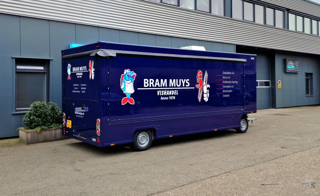 Zijaanzicht van een aanhangwagen voor vis met gesloten luifel