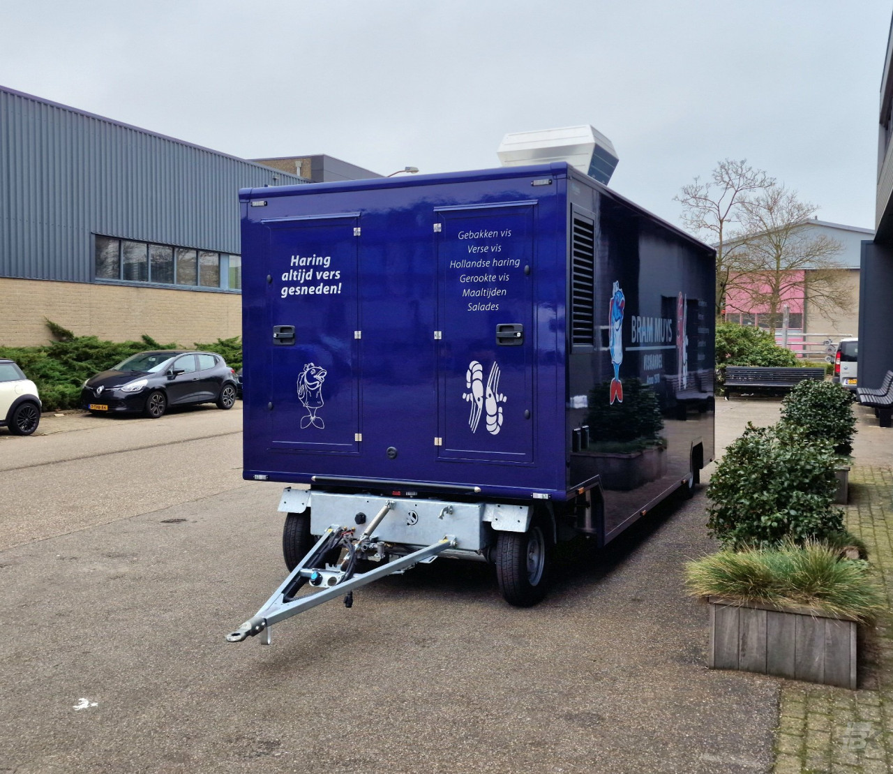 Vooraanzicht van een aanhangwagen voor vis