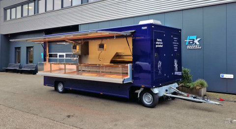 Zijaanzicht van een aanhangwagen voor vis met geopende luifel