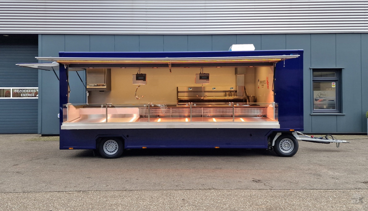 Zijaanzicht van een aanhangwagen voor vis met geopende luifel