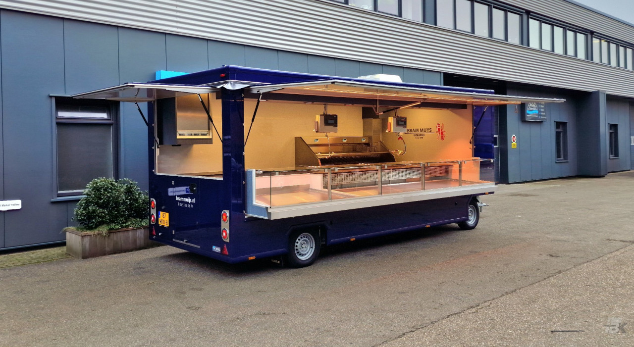 Zijaanzicht van een aanhangwagen voor vis met geopende luifel
