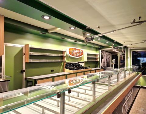 Binnenkant van een aanhangwagen voor olijven, tapas en noten
