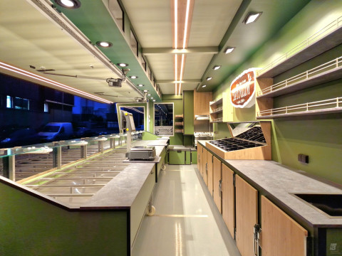 Binnenkant van een aanhangwagen voor olijven, tapas en noten