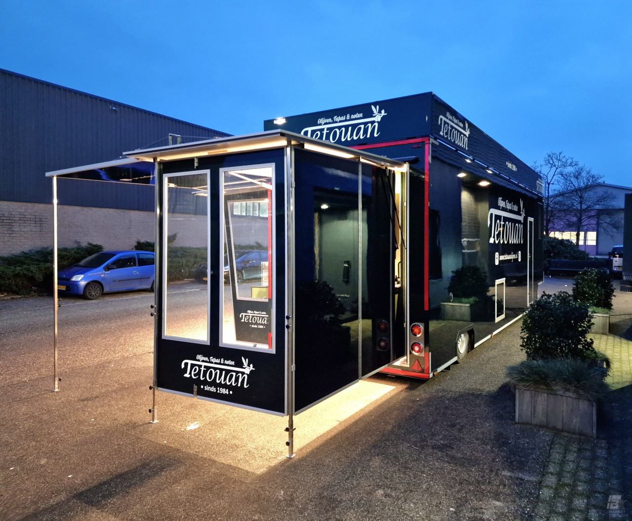 Achteraanzicht van een aanhangwagen voor olijven, tapas en noten