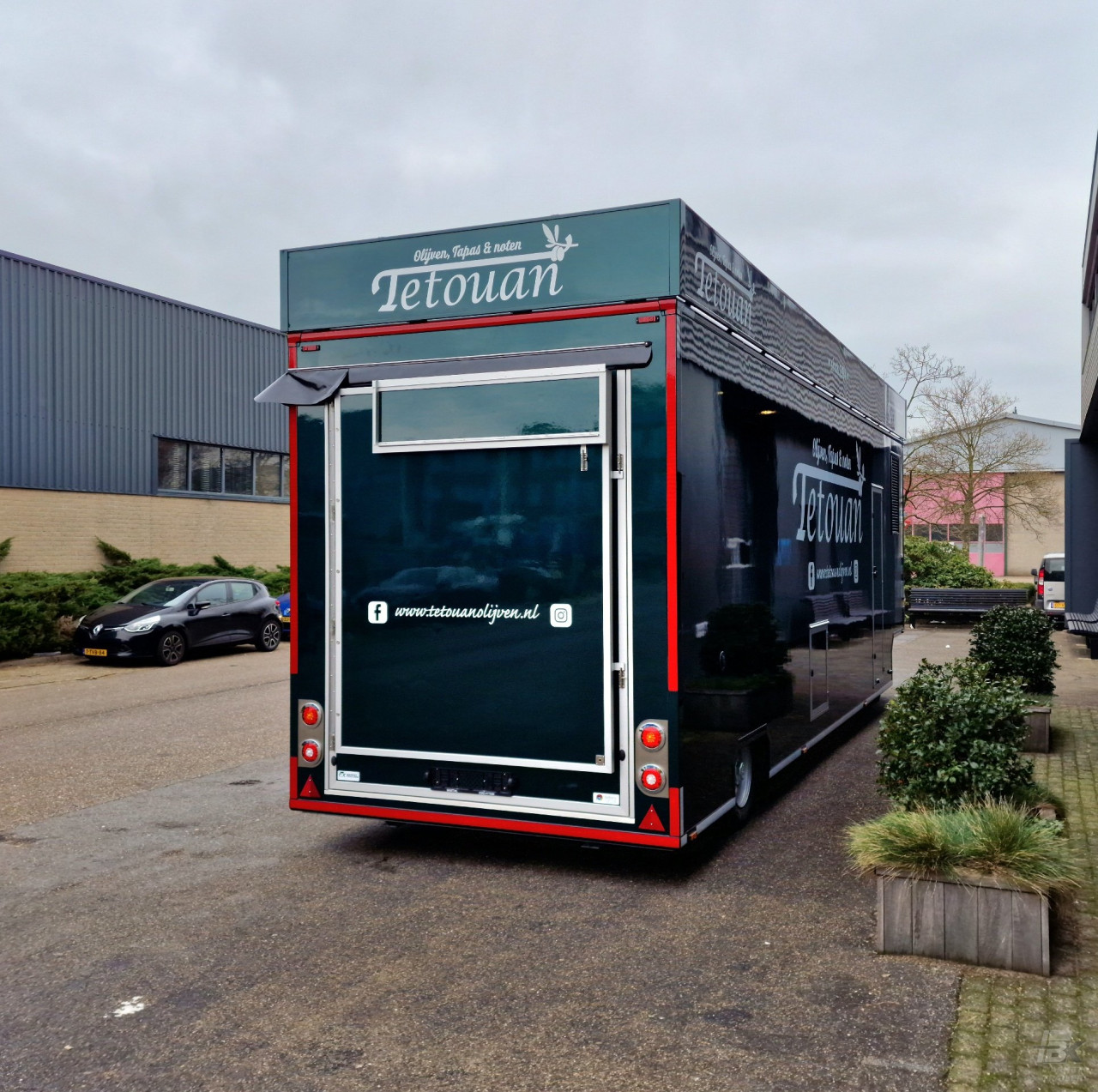 Achteraanzicht van een aanhangwagen voor olijven, tapas en noten