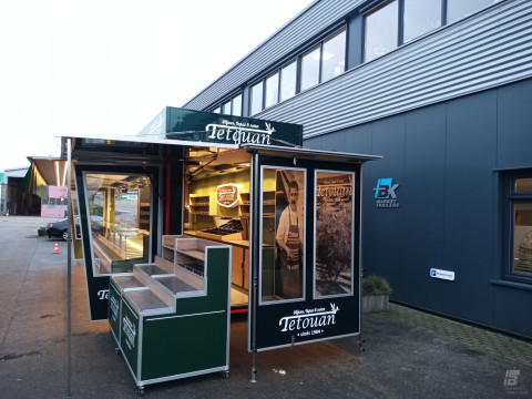 Vooraanzicht van een aanhangwagen voor olijven, tapas en noten