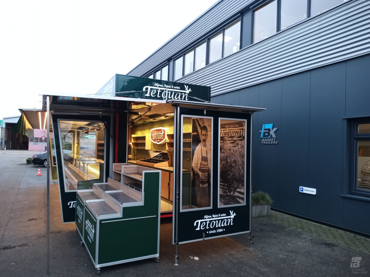 Vooraanzicht van een aanhangwagen voor olijven, tapas en noten