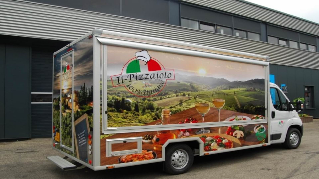 Zijaanzicht van een verkoopwagen voor Italiaanse delicatessen met gesloten luifel