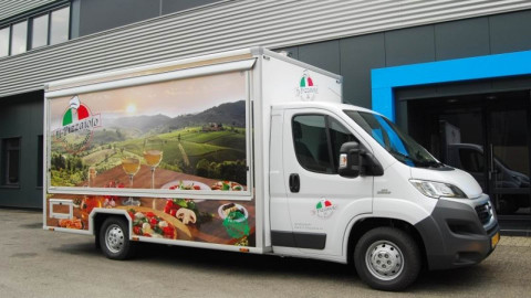 Zijaanzicht van een verkoopwagen voor Italiaanse delicatessen met gesloten luifel