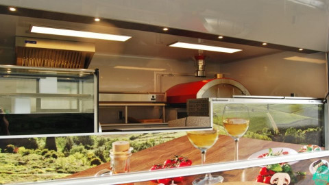 Binnenkant van een verkoopwagen voor Italiaanse delicatessen