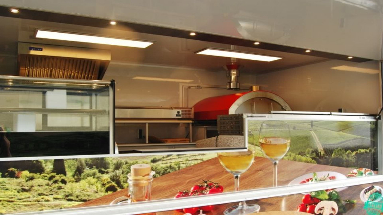 Binnenkant van een verkoopwagen voor Italiaanse delicatessen
