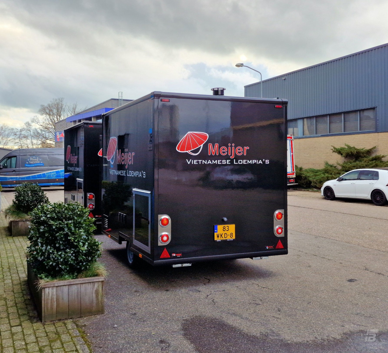 Achteraanzicht van een kleine aanhangwagen voor loempia's