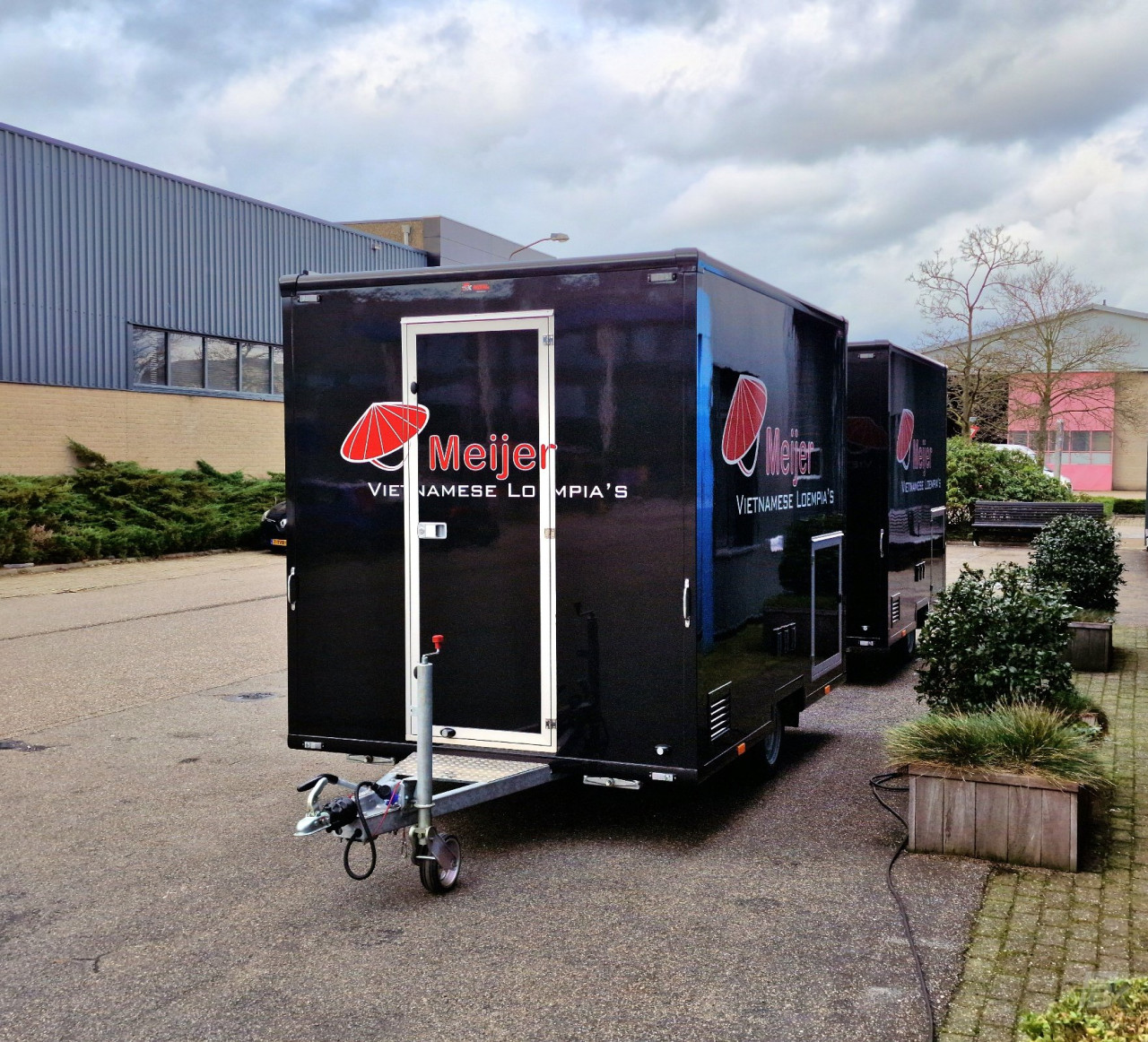 Vooraanzicht van een kleine aanhangwagen voor loempia's