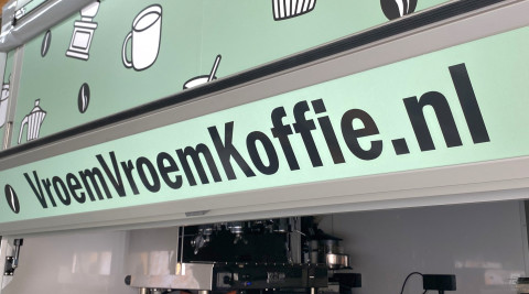 Detail van reclamebestickering aan de buitenkant van een verkoopwagen voor koffie