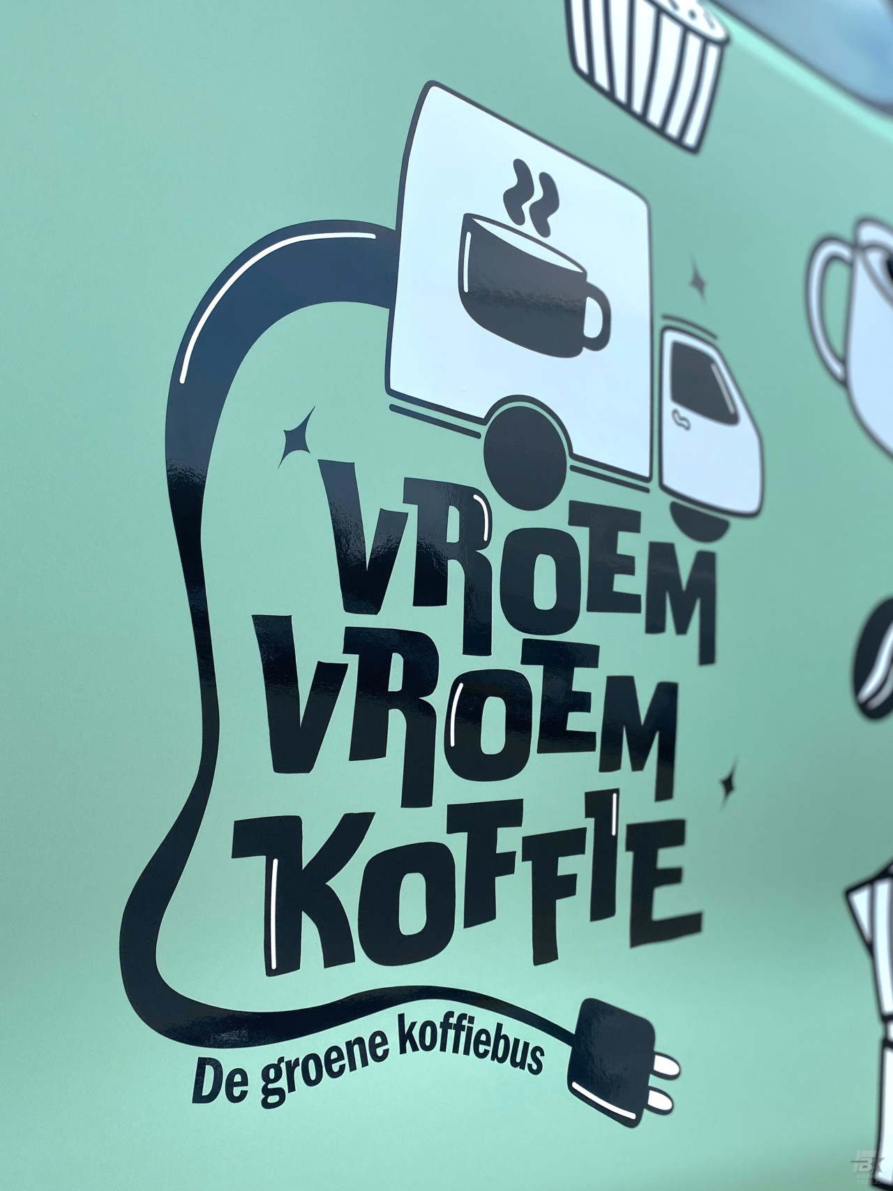 Detail van reclamebestickering aan de buitenkant van een verkoopwagen voor koffie