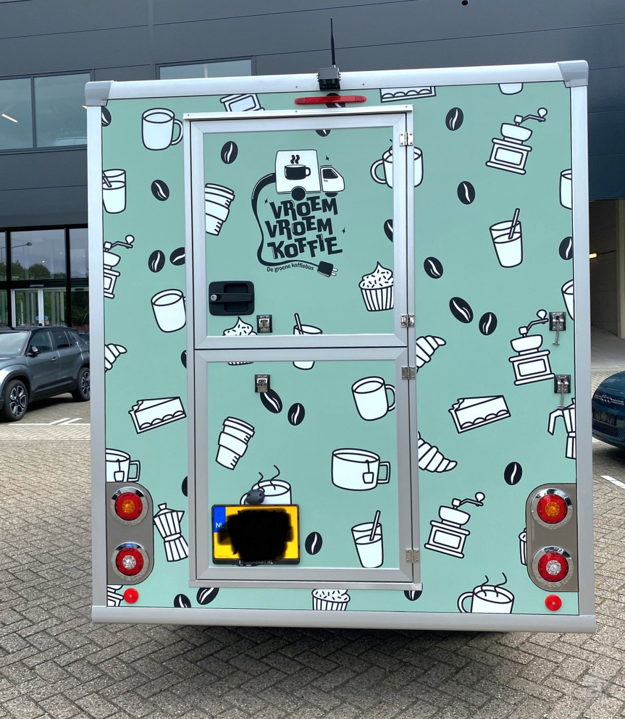 Achteraanzicht van een verkoopwagen voor loempia's