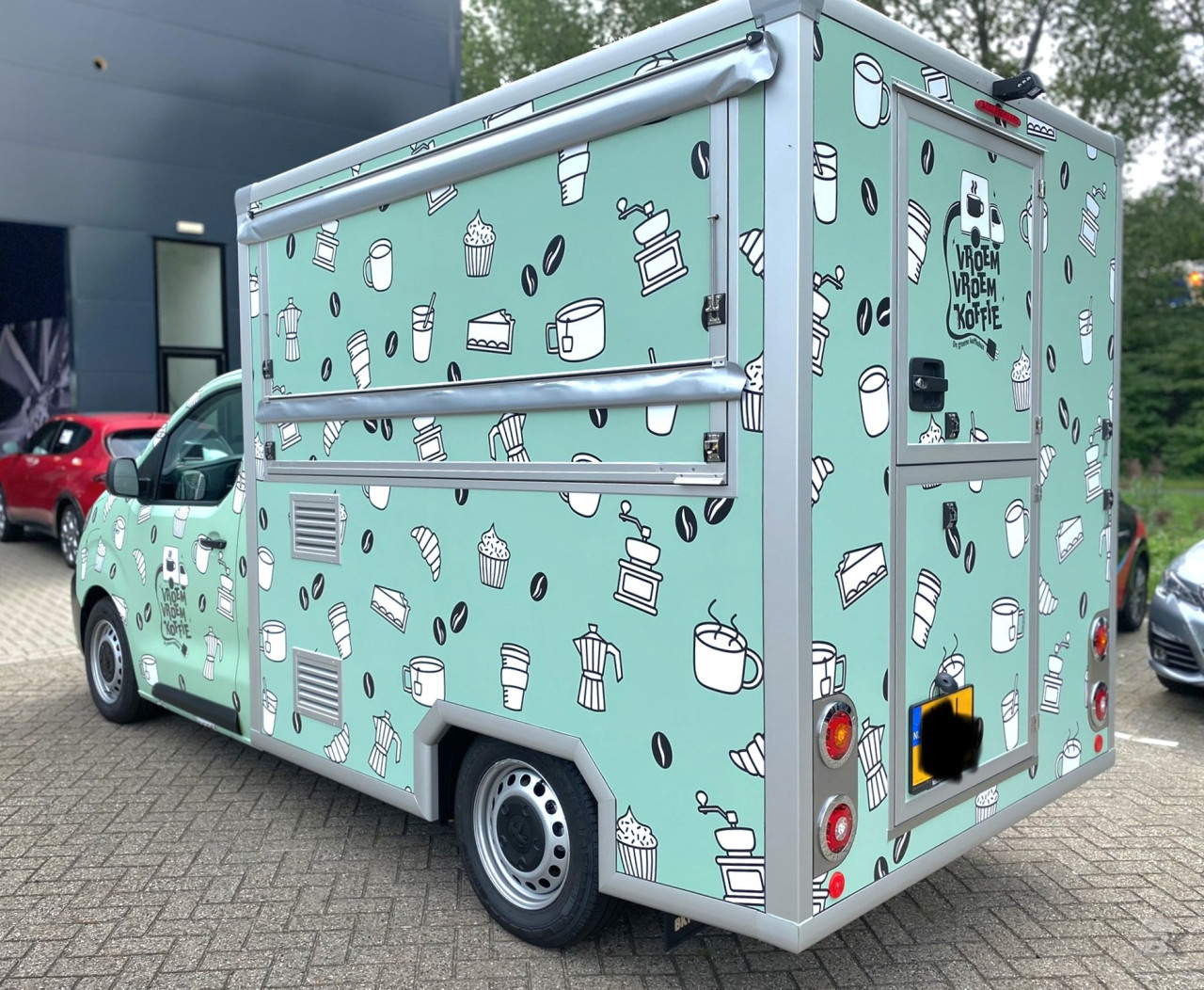 Zijaanzicht van een verkoopwagen voor loempia's met gesloten luifel