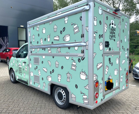 Zijaanzicht van een verkoopwagen voor loempia's met gesloten luifel