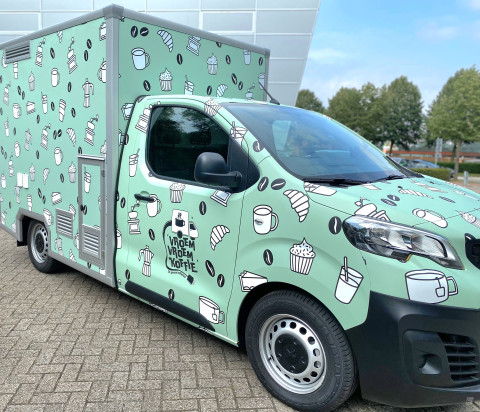 Vooraanzicht van een verkoopwagen voor loempia's