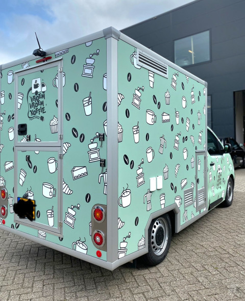 Achteraanzicht van een verkoopwagen voor loempia's