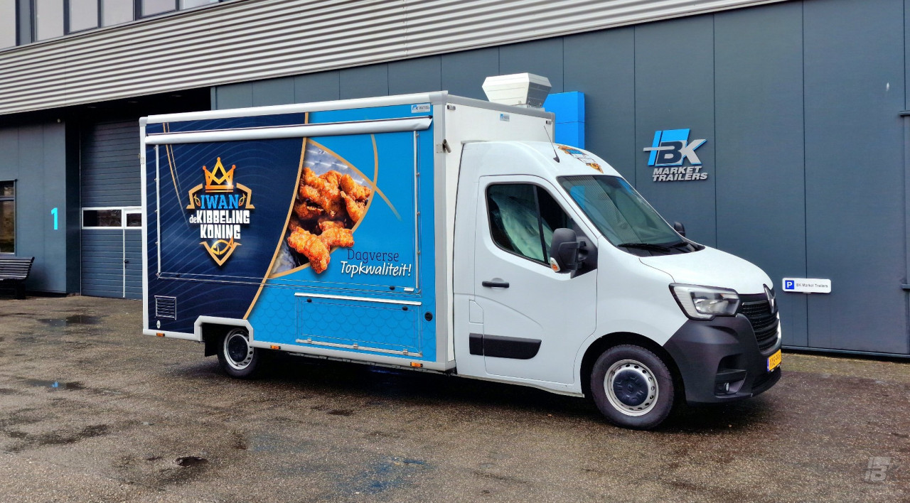 Zijaanzicht van een verkoopwagen voor vis met gesloten luifel