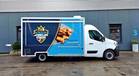 Zijaanzicht van een verkoopwagen voor vis met gesloten luifel